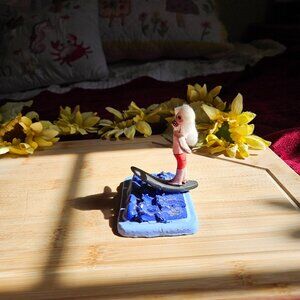 VINTAGE OAXACAN SURFS UP MUERTOS SURFER HANGING 10 CLAY SCULPTURE